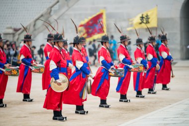 Gyeongbokgung Sarayı Muhafızlar Gwanghwamun kapısı geleneksel kostümleri giymiş