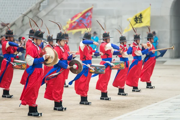 Gyeongbokgung Sarayı Muhafızlar Gwanghwamun kapısı geleneksel kostümleri giymiş