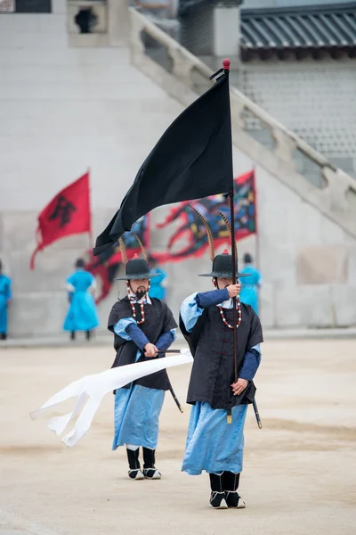 Gekleidet in traditionelle Kostüme aus dem Gwanghwamun-Tor der Gyeongbokgung-Palastwache — Stockfoto