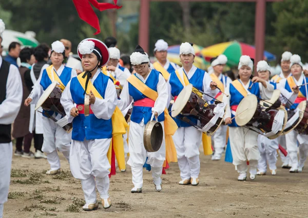 Das Ende der traditionellen koreanischen Bauernshow, der Bauerntanz fand zur Feier der Ernte in Korea statt. — Stockfoto