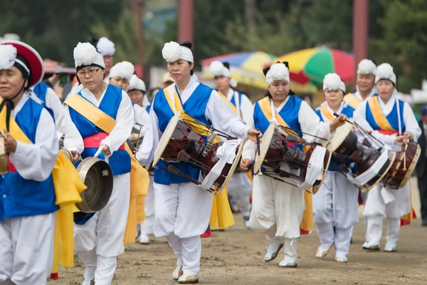 Das Ende der traditionellen koreanischen Bauernshow, der Bauerntanz fand zur Feier der Ernte in Korea statt. — Stockfoto