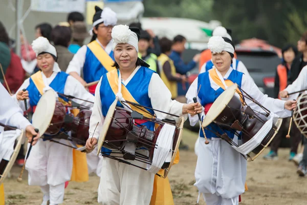 Das Ende der traditionellen koreanischen Bauernshow, der Bauerntanz fand zur Feier der Ernte in Korea statt. — Stockfoto