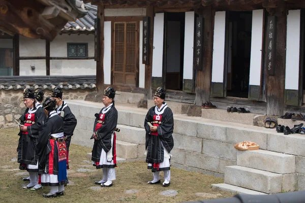 Guardas protegem a aldeia vestida com trajes tradicionais da Coreia — Fotografia de Stock