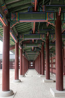 Gyeonbokgung Palace, Seoul, Güney Kore, sütunlar arasında sundurma