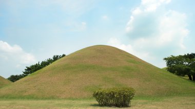 Gyeongju, Güney Kore - 17 Ağustos 2016: Cheonmachong, tümülüs Gyeongju, Güney Kore'de yer alan. Silla Krallık kralı için mezar oldu