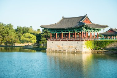 Gyeongju, Güney Kore - 18 Ağustos 2016: Donggung Sarayı ve Wolji gölet Gyeongju, Güney Kore.