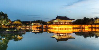 Gyeongju, Güney Kore - 18 Ağustos 2016: Donggung Sarayı ve Wolji gölet gece, Gyeongju, Güney Kore.