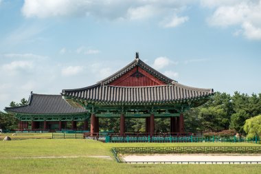 Gyeongju, Güney Kore - 17 Ağustos 2016: Donggung Sarayı ve Wolji gölet Gyeongju, Güney Kore.