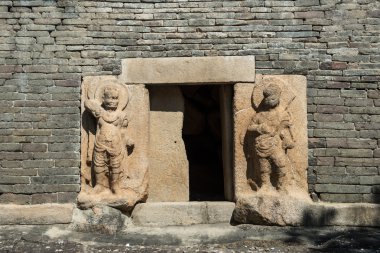 Gyeongju, Güney Kore - 18 Ağustos 2016: Taş heykeller Mojeonseoktap Bunhwang Tapınağı'nda her tarafında bunlar. Bunhwang tapınak Silla dönemde yapıldı