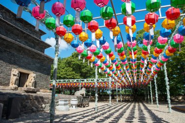 Güney Kore Bunhwangsa tapınakta dışarı asılı fenerler yüzlerce Gyeongju, Güney Kore - 18 Ağustos 2016:.