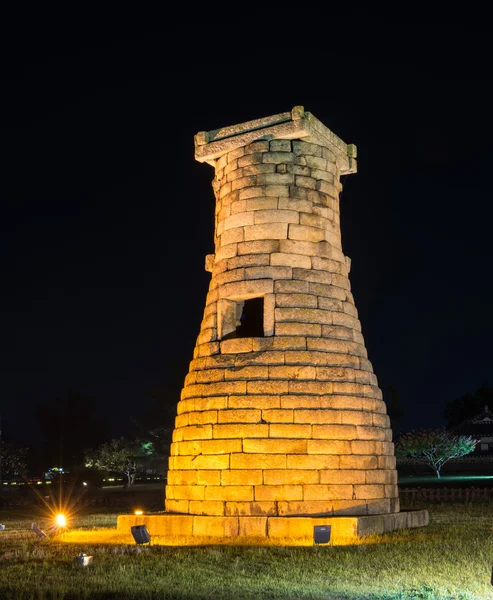 Gyeongju, Dél-Korea - augusztus 18-án, 2016: Cheomseongdae Observatory Gyeongju több mint 1000 évig. éjszakai — Stock Fotó