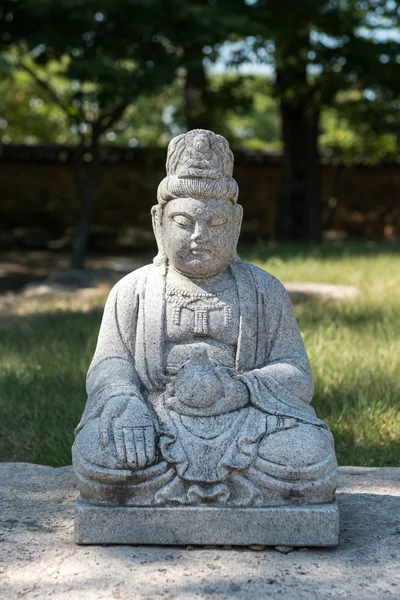 Gyeongju, Corea del Sur - 18 de agosto de 2016: Estatua de Buda en Bunhwangsa. Bunhwangsa es un templo construido en la era Silla . — Foto de Stock