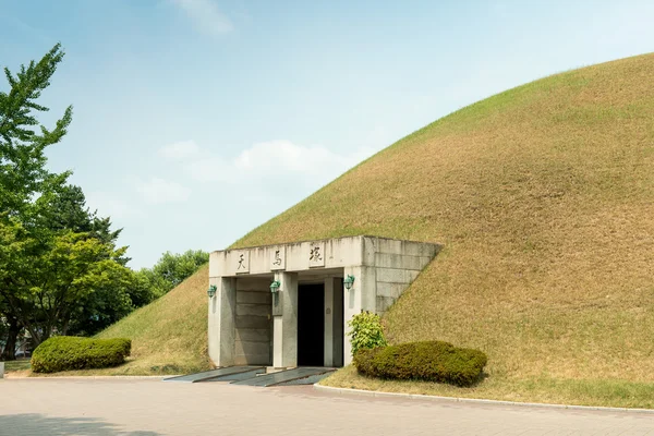 Gyeongju, Dél-Korea - augusztus 17, 2016: Cheonmachong, tumulus található Gyeongju, Dél-Korea. A sírt, a Silla Királyság királya — Stock Fotó