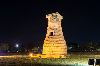 Gyeongju, Güney Kore - 18 Ağustos 2016: Cheomseongdae Gözlemevi Gyeongju 1000 yıldan fazla için. gece görünümü