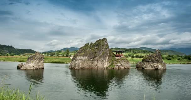 Chungcheongbuk-do, Corea del Sur - 29 de agosto de 2016: Dodamsambong son tres picos de piedra que surgen del río Namhangang — Vídeo de stock