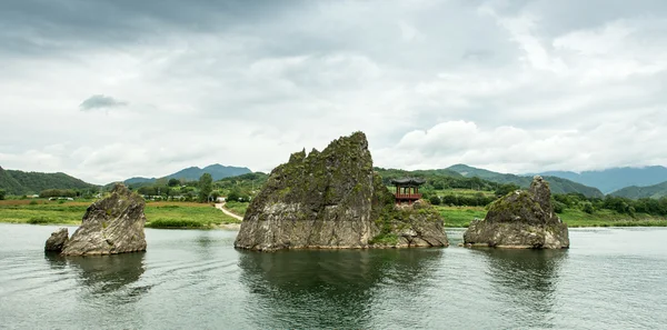 충청북도 - 2016년 8월 29일: 도담삼봉은 남한강에서 솟아오르는 3개의 돌봉우리이다. — 스톡 사진