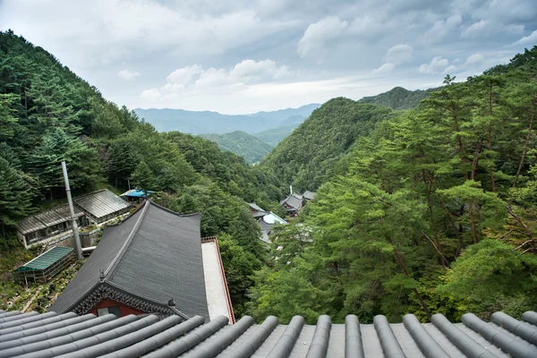 Chungcheongbuk-do, Coreia do Sul - 29 de agosto de 2016: Templo Guinsa nas Montanhas Sobaek, Coreia do Sul — Fotografia de Stock