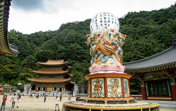 Chungcheongbuk-do, Corea del Sur - 29 de agosto de 2016: templo Guinsa en las montañas Sobaek, estatua del dragón y cielo — Foto de Stock