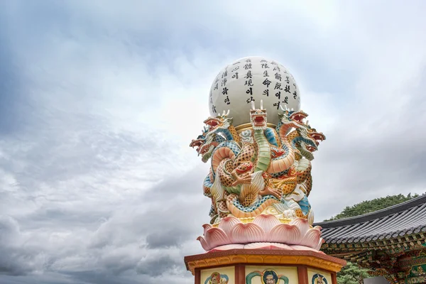 Чхунчхонбук-до, Південна Корея-29 серпня 2016: Ггінса храм в горах Sobaek, Дракон статуя і небо — стокове фото