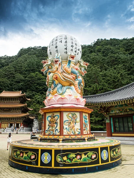 충청북도 - 2016년 8월 29일: 소백산의 긴사사원, 용의 동상과 하늘 — 스톡 사진