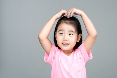 yüzünde gülümseme mutlu Asyalı kız