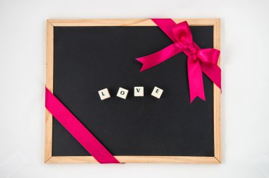 Dekorasyon, aşk ile boş yazı tahtası. Beyaz arka plan