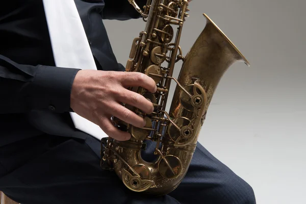 Mains de saxophoniste, Gros plan portrait studio — Photo