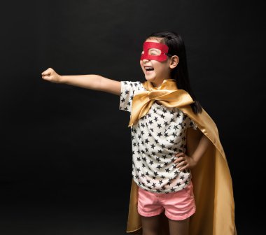 Süper kahraman çocukları siyah bir zemin üzerine