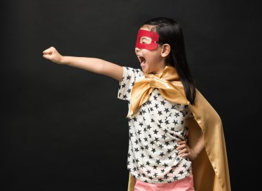 Süper kahraman çocukları siyah bir zemin üzerine