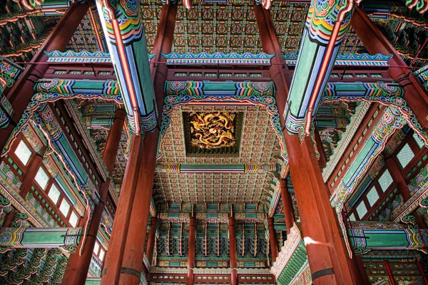 Beautiful interior ceiling of a house king who lived in the January 11, 2016 Gyeongbok Palace in Seoul, Korea — стокове фото
