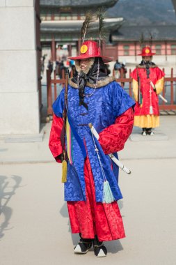 Güney Kore 13 Ocak 2016 Gwanghwamun kapısı Gyeongbokgung Sarayı Muhafızlar geleneksel kostümler giymiş