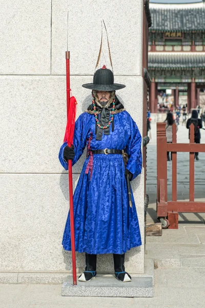 Güney Kore 13 Ocak 2016 Gwanghwamun kapısı Gyeongbokgung Sarayı Muhafızlar geleneksel kostümler giymiş