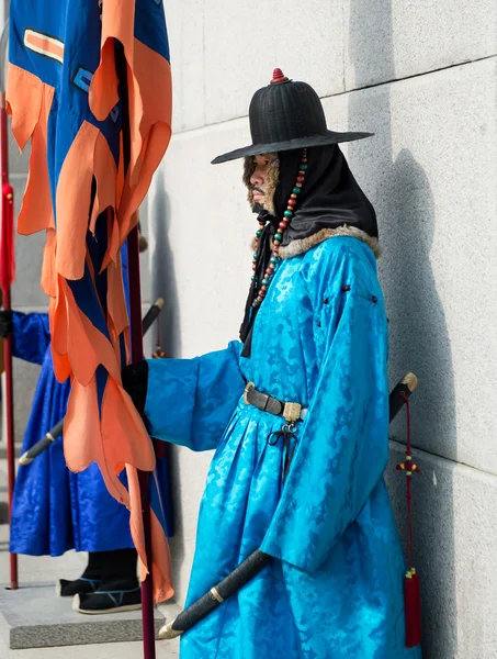 Güney Kore 13 Ocak 2016 Gwanghwamun kapısı Gyeongbokgung Sarayı Muhafızlar geleneksel kostümler giymiş — Stok fotoğraf