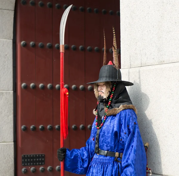 Güney Kore 13 Ocak 2016 Gwanghwamun kapısı Gyeongbokgung Sarayı Muhafızlar geleneksel kostümler giymiş — Stok fotoğraf