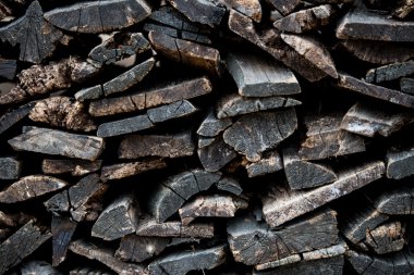 Düzenlenen yakacak odun yığını
