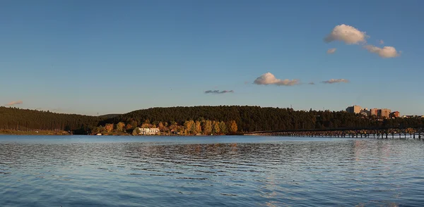 Jezero a modrá obloha — Stock fotografie