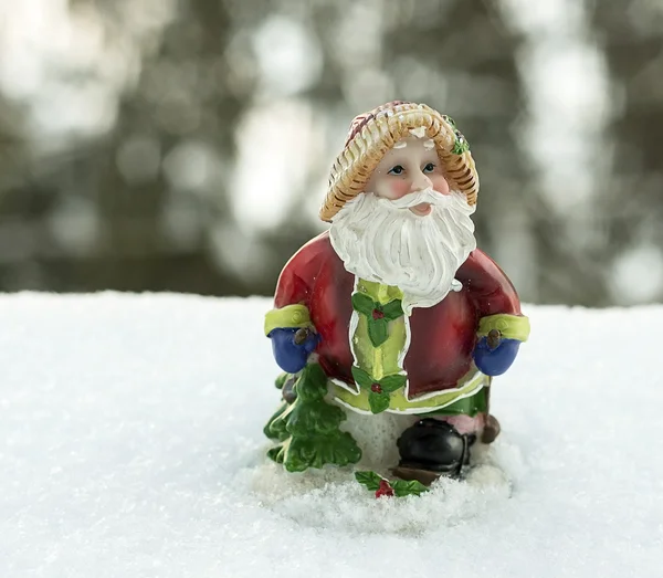 Рождественская фигурка лыжника на снегу — стоковое фото