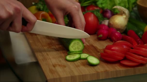 Corte de legumes na cozinha — Vídeo de Stock