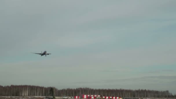 Atterrissage d'un avion de passagers — Video