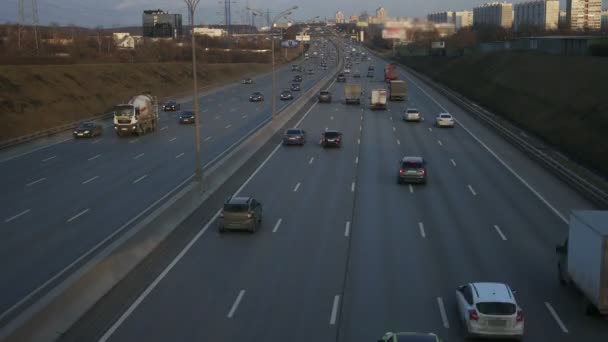 El tráfico en la autopista de la Metrópolis — Vídeo de stock