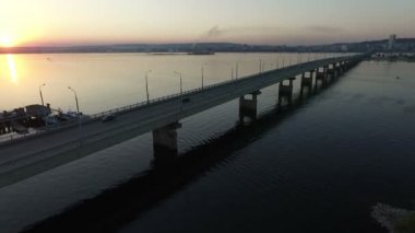 köprü üzerinde uçan