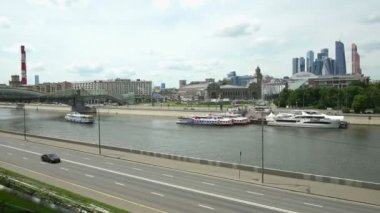 Şehir nehre gemilerde zevk