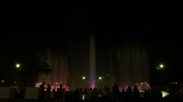在城市中的音乐喷泉 — 图库视频影像