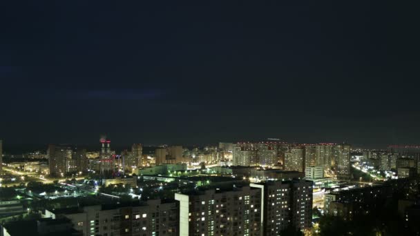 Ciudad nocturna desde la altura del vuelo del pájaro — Vídeo de stock