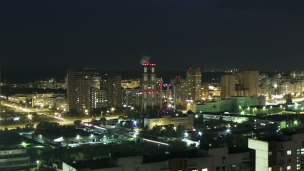 Ciudad nocturna desde la altura del vuelo del pájaro — Vídeos de Stock