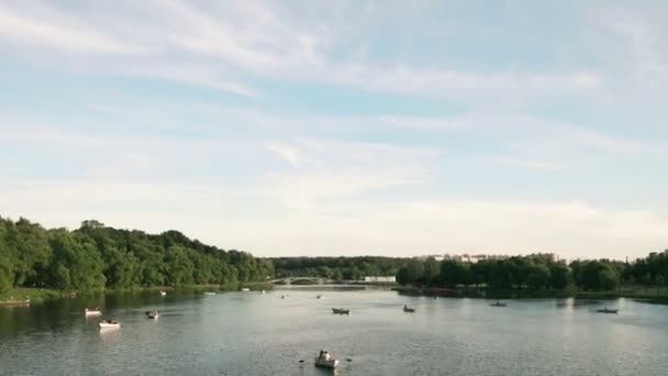 Barco em uma cidade Park — Vídeo de Stock