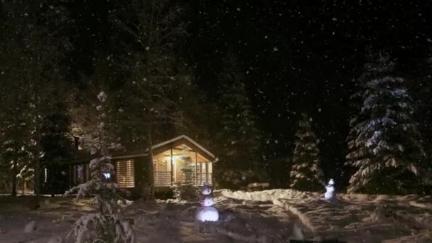 Fiaba invernale o una casa nella foresta — Video Stock