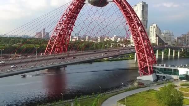Tráfego em uma ponte de suspensão na cidade — Vídeo de Stock