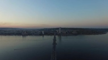 köprü üzerinde uçan