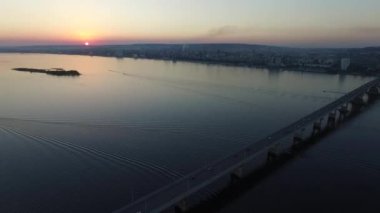 köprü üzerinde uçan
